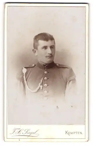 Fotografie F. H. Siegel, Kempten, Soldat in Uniform mit Schnauzbart