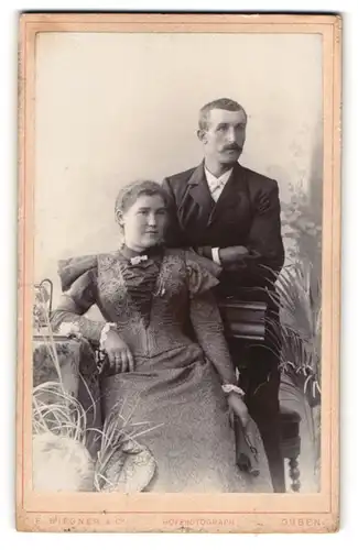 Fotografie E. Biegner, Guben, Ehepaar in stadtlichen Trachten
