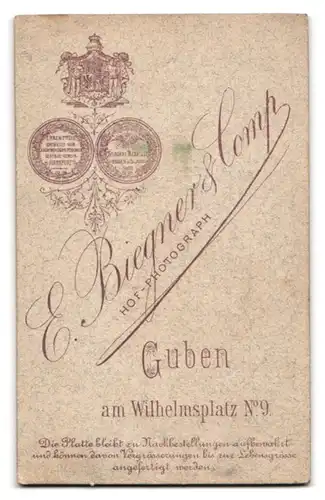 Fotografie E. Biegner, Guben, Ehepaar in stadtlichen Trachten