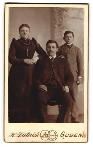 Fotografie H. Dietrich, Guben, Familie in stadtlichen Trachten