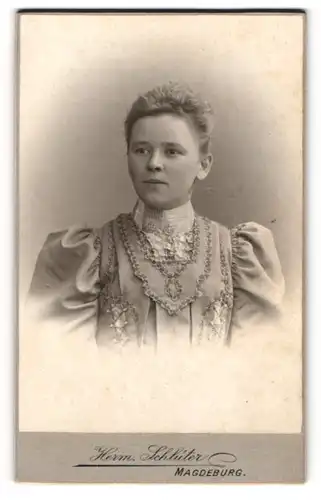 Fotografie Herm. Schlüter, Magdeburg, Portrait junge Dame im hübschen Kleid mit Puffärmeln