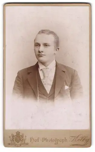 Fotografie Kolby, Chemnitz, Portrait junger Herr im Anzug mit Krawatte und Einstecktuch