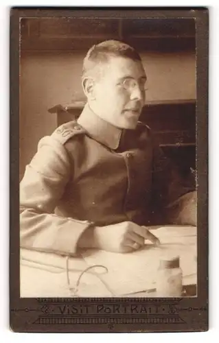 Fotografie Visit Portrait, unbekannter Ort, Portrait Soldat in Uniform mit Zwicker sitzt am Tisch