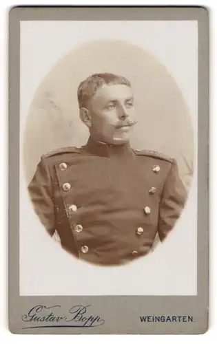 Fotografie Gustav Bopp, Weingarten, Portrait Soldat in Uniform mit Zwirbelbart