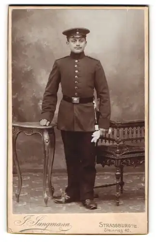 Fotografie J. Jungmann, Strassburg i / E., Portrait Soldat in Uniform mit Schirmmütze und Handschuhen