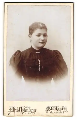 Fotografie Alfred Hirrlinger, Stuttgart, Portrait junge Dame im schwarzen Kleid mit Puffärmeln