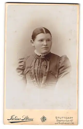 Fotografie Julius Stoess, Stuttgart, Portrait junge Dame mit zurückgebundenem Haar