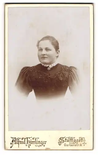 Fotografie Alfred Hirrlinger, Stuttgart, Portrait junge Dame mit zurückgebundenem Haar