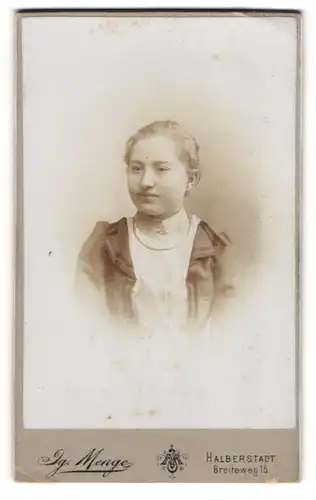 Fotografie Ig. Menge, Halberstadt, Portrait junge Dame mit zurückgebundenem Haar
