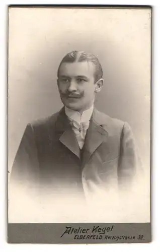 Fotografie Atelier Kegel, Elberfeld, Portrait junger Herr im Anzug mit Krawatte und Schnurrbart