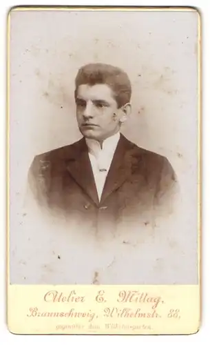 Fotografie E. Mittag, Braunschweig, Portrait junger Herr im Anzug mit Krawatte