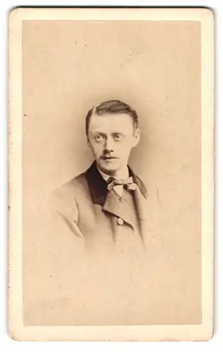 Fotografie C. Höpfner, Halle a. S., Portrait charmanter Herr mit Fliege im Jackett