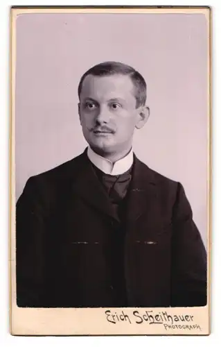 Fotografie Erich Scheithauer, Zwickau i. Sa., Portrait stattlicher junger Mann in Krawatte und Jackett