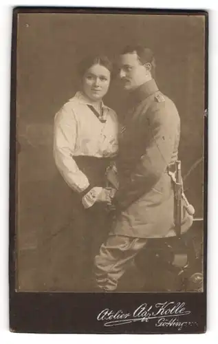 Fotografie Ad. Kolle, Göttingen, Portrait bezauberndes Fräulein mit Soldaten in interessanter Uniform