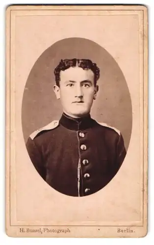 Fotografie H. Bunzel, Berlin, junger Soldat in interessanter Uniform mit lockigem Haar