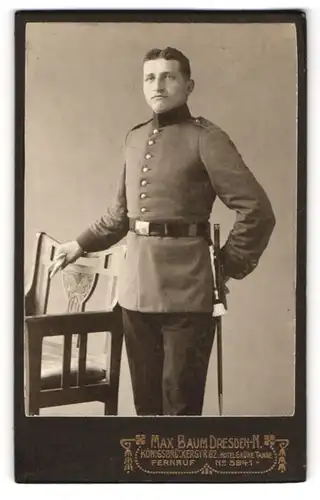 Fotografie Max Baum, Dresden-N., dunkelhaariger junger Soldat in interessanter Uniform
