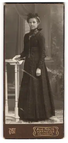 Fotografie Aug. Nolte, Hannover, bezauberndes Fräulein mit Haarschmuck im eleganten Kleid