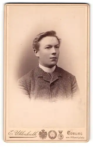 Fotografie E. Uhlenhuth, Coburg, Portrait junger Mann im karierten Jackett