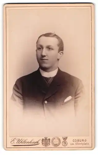 Fotografie E. Uhlenhuth, Coburg, Portrait charmant blickender junger Mann im Jackett