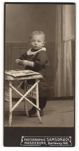 Fotografie Samson & Co., Magdeburg, Kleinkind trägt Mäntelchen mit weissem Zierkragen