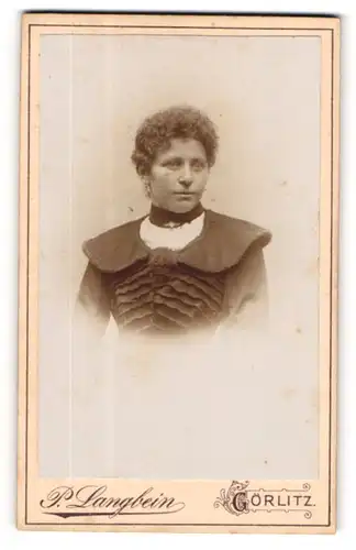 Fotografie P. Langbein, Görlitz, Frau in schwarzer Tracht