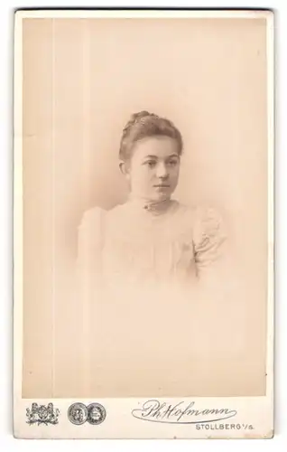 Fotografie Ph. Hofmann, Stollberg i. S., junge Frau in weissem festlichem Kleid