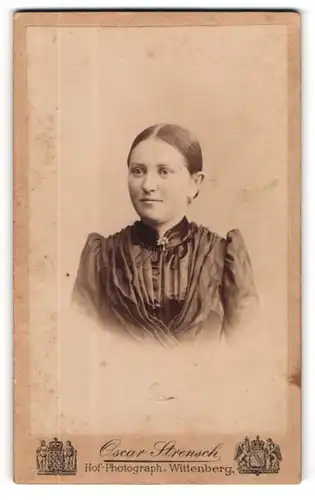 Fotografie Oscar Strensch, Wittenberg, Frau in schwarzem Kleid