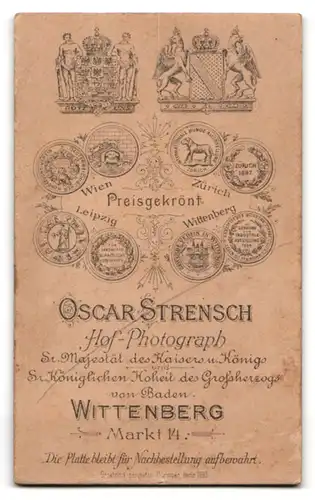 Fotografie Oscar Strensch, Wittenberg, Frau in schwarzem Kleid