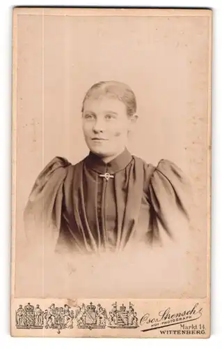 Fotografie Oscar Strensch, Wittenberg, Frau in ausladendem schwarzem Kleid