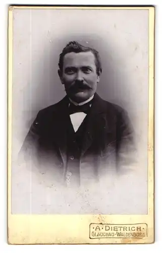 Fotografie A.Dietrich, Glauchau-Waldenburg, Stattlicher Mann mit Schnauzbart in schwarzem Mantel