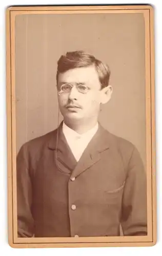 Fotografie Gustav Schultze, Naumburg, Mann mit Brille in dunklem Anzug