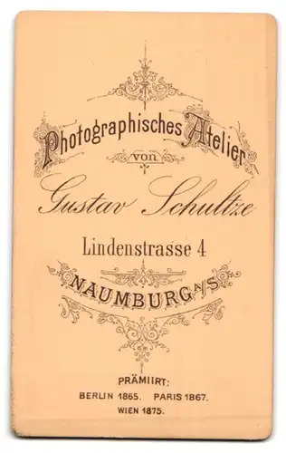 Fotografie Gustav Schultze, Naumburg, Mann mit Brille in dunklem Anzug