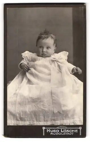 Fotografie Hugo Lösche, Rudolstadt, Kleinkind in weitläufigem weissem Kleid mit Schleife
