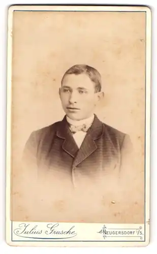 Fotografie Julius Grusche, Neugersdorf, junger Mann in kariertem Anzug mit seidener Fliege