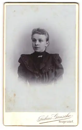 Fotografie Julius Grusche, Neugersdorf, Frau in schwarzer dekorativer Tracht