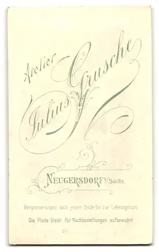 Fotografie Julius Grusche, Neugersdorf, kleines Kind in weissem Kleid auf Fell