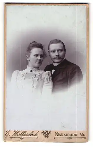 Fotografie E. Wolleschak, Naumburg a. S., Portrait elegant gekleidetes Paar