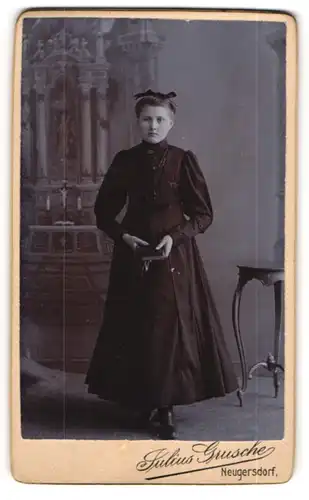 Fotografie Julius Grusche, Neugersdorf, Portrait schönes Fräulein mit Haarschleife und Gebetsbuch im Kleid