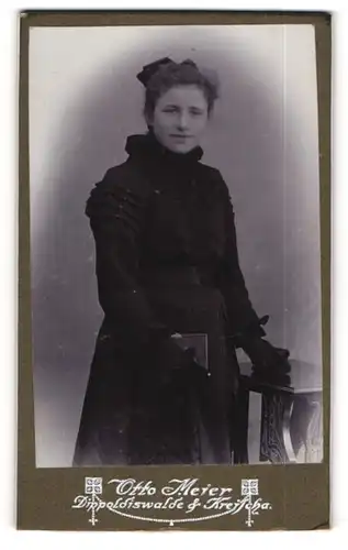 Fotografie Otto Meier, Dippoldiswalde, Portrait bildschöne junge Dame im schwarzen gerüschten Kleid