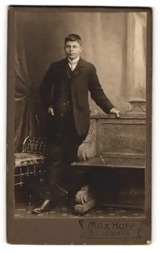 Fotografie Max Hopf, Elsterberg i. V., Portrait charmanter junger Mann im eleganten Anzug