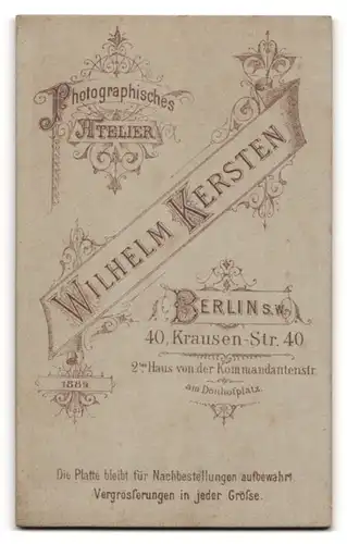 Fotografie Wilhelm Kersten, Berlin, Portrait niedlicher Bube mit Hut im Anzug