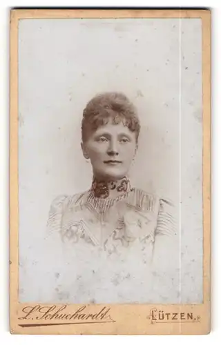 Fotografie L. Schuchardt, Lützen, Portrait bezaubernde Dame mit eleganter Stickerei am Kleid