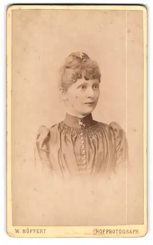 Fotografie W. Höffert, Berlin, Portrait hübsche Dame mit Hochsteckfrisur und Brosche am Blusenkragen