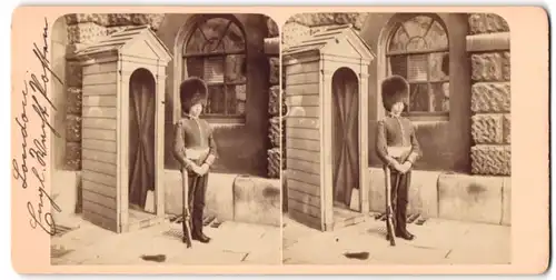 Stereo-Fotografie unbekannter Fotograf, Ansicht London, Gardist vor Wachhäuschen