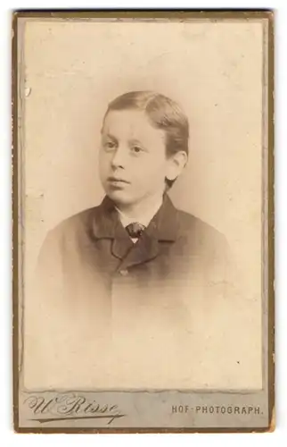 Fotografie Wilh. Risse, Marburg a. Lahn, Junge in Anzug mit Scheitelfrisur