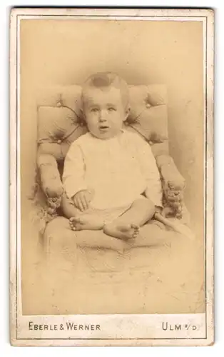 Fotografie Eberle & Werner, Ulm a. D., Junges Kind auf Stuhl sitzend