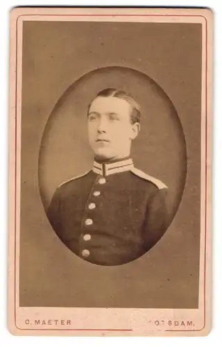 Fotografie C. Maeter, Potsdam, Junger Mann in Militäruniform mit Scheitelfrisur