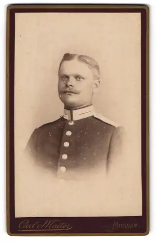 Fotografie Carl Maeter, Potsdam, Soldat in Uniform mit Schnauzbart und Scheitelfrisur