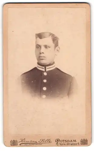 Fotografie Hermann Selle, Potsdam, Soldat in Uniform mit Scheitelfrisur