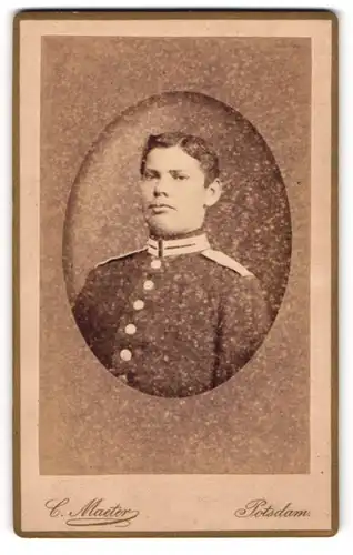 Fotografie C. Maeter, Potsdam, Soldat in Uniform mit Scheitelfrisur